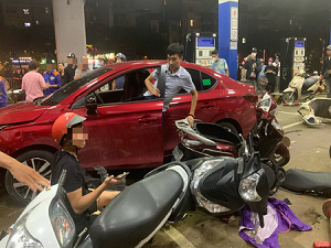 Bắt giam tài xế say xỉn lao ô tô vào cây xăng ở Hà Nội khiến 8 người bị thương