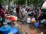 Giữa phố cổ Hà Nội, người dân nhịn ăn, nhịn tắm vì không có nước